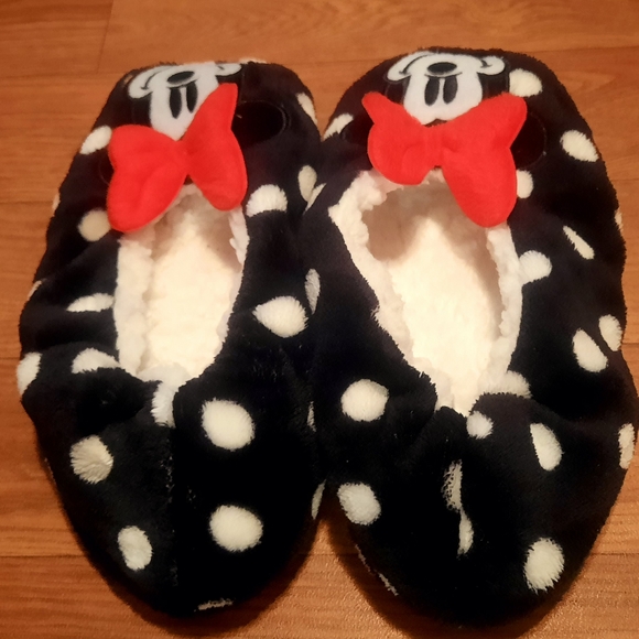 SOLD Minnie Women's 6/7 Bow Gripper Slippers - Picture 4 of 7